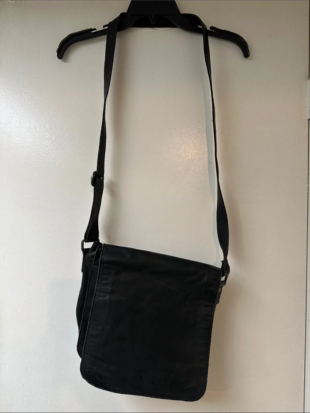 Kenneth Cole Men Women Black Leather Crossbody Bag